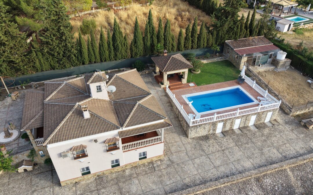 Casa de campo con piscina y vistas a la Sierra. Arriate. 3902 m²
