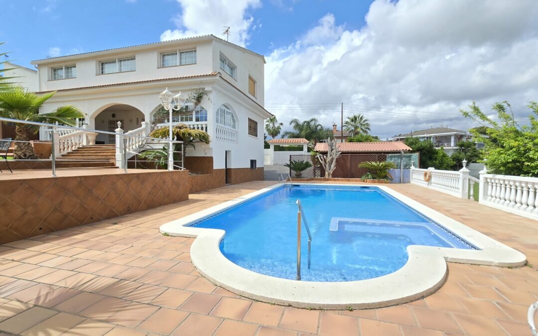 Villa de Lujo con Piscina y Amplia Parcela en Cunit. VENTA