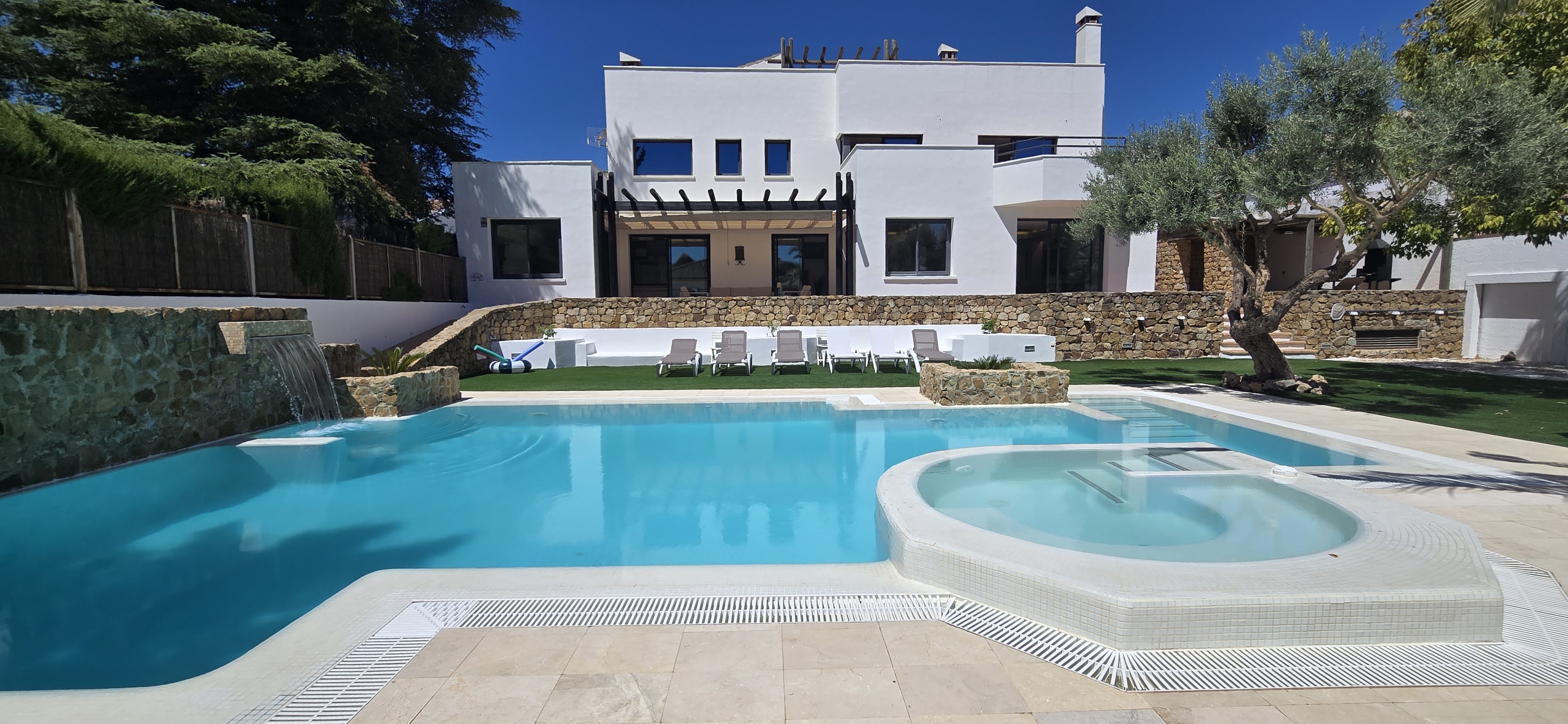 Fachada Villa de Lujo en venta en Ronda. Vívelo Con Nosotros