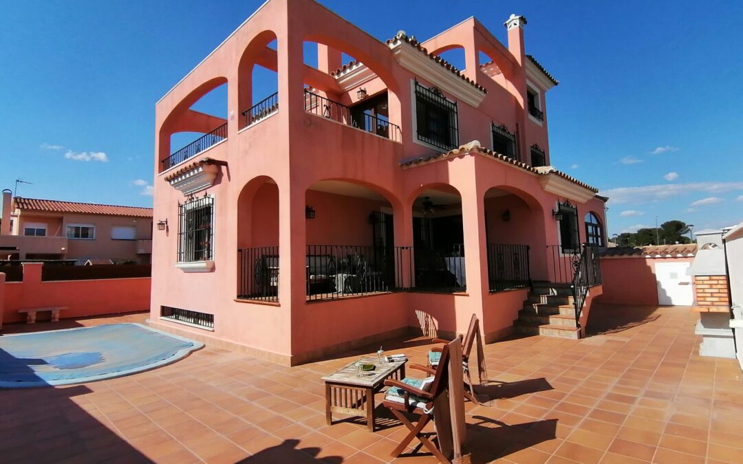 Rocio. Exclusiva propiedad junto al mar. Playa Arenal. Hospitalet de L’Infant