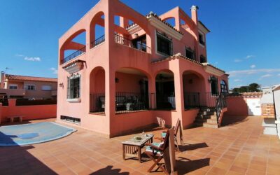 Rocio. Exclusiva propiedad junto al mar. Playa Arenal. Hospitalet de L’Infant