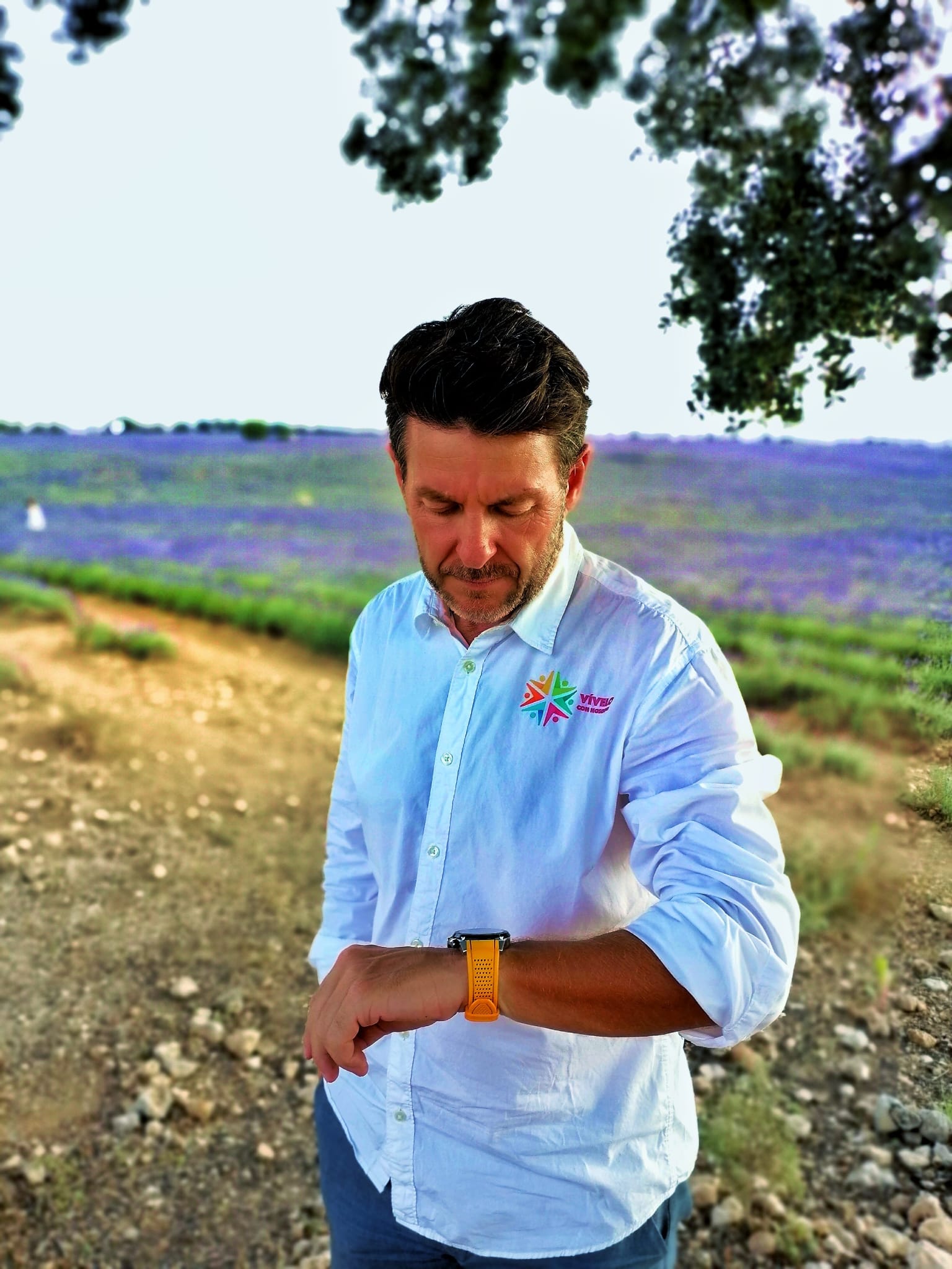 Jose de Vívelo Con Nosotros mirando en el reloj como se para el tiempo en los Campos de Lavanda en Brihuega